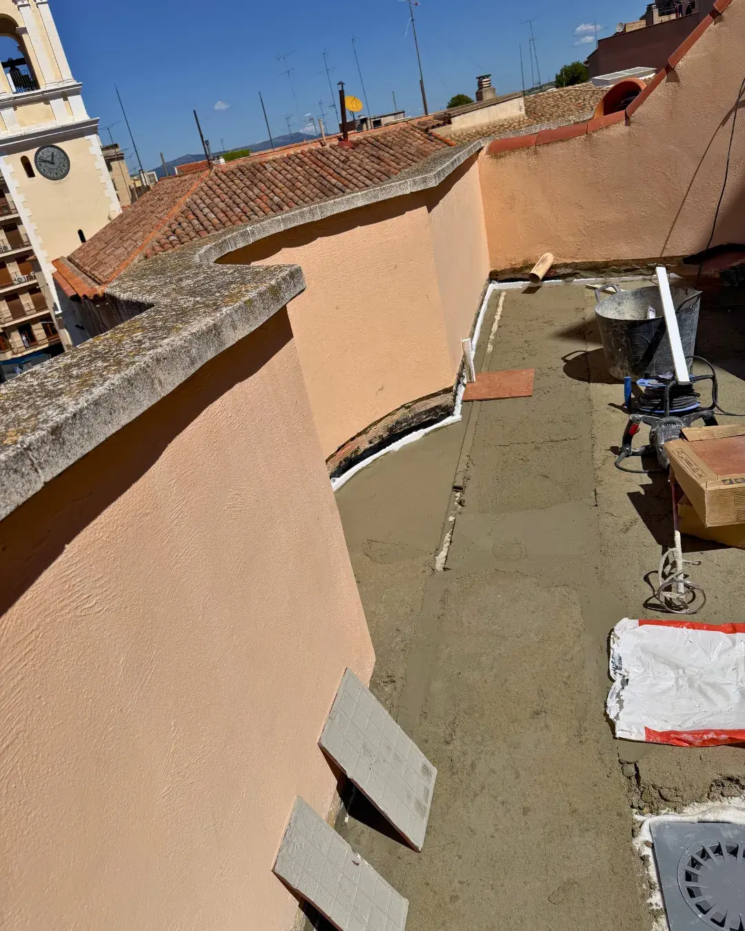 Terraza con solado levantado y base de mortero vista