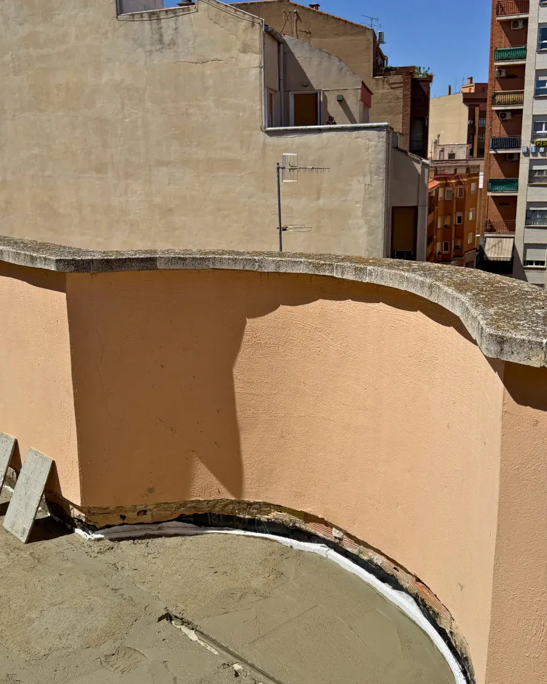 Murete curvo perimetral de la terraza sin impermeabilizar