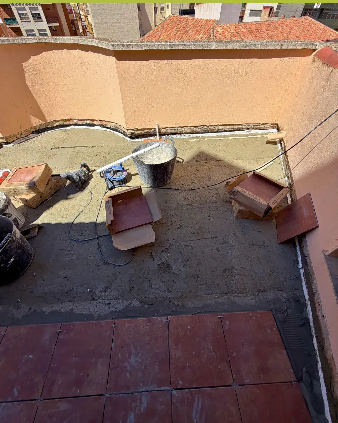 Inicio de la colocación del nuevo pavimento cerámico