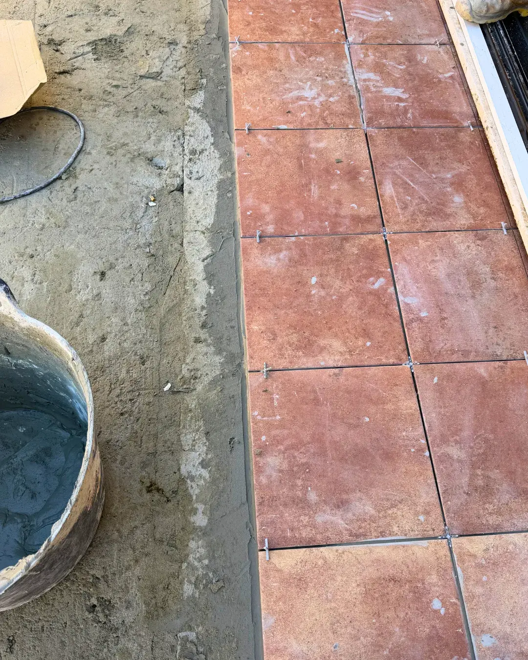 Avance de la colocación de baldosas junto al mortero fresco