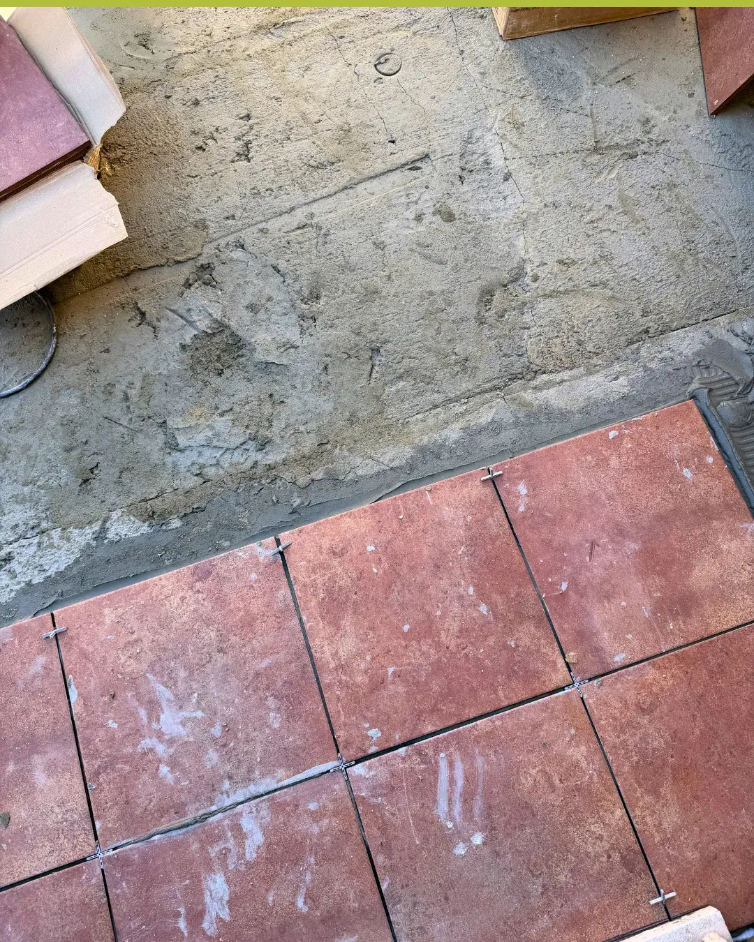 Proceso de colocación del nuevo solado en la terraza