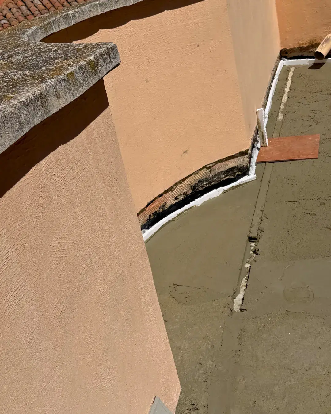 Impermeabilización del encuentro muro-suelo en la zona curva de la terraza