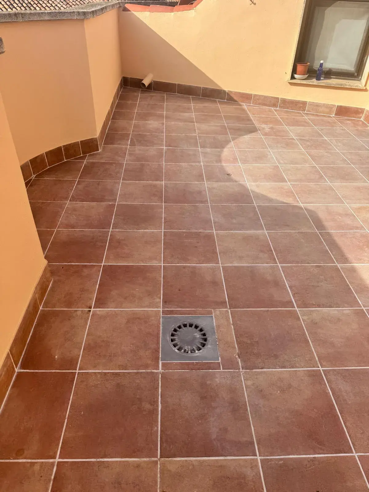 Vista completa de la terraza terminada con acceso a la vivienda